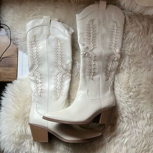 White Western-Style Women's Boots (Cowgirl boots)